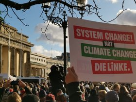 System Change not Climate Change Schild auf einer Demo